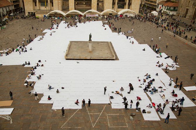 El martes, una enorme bandera blanca cubrió la Plaza de Bolívar de Bogotá en recuerdo de las víctimas, una instalación de la artista Doris Salcedo.