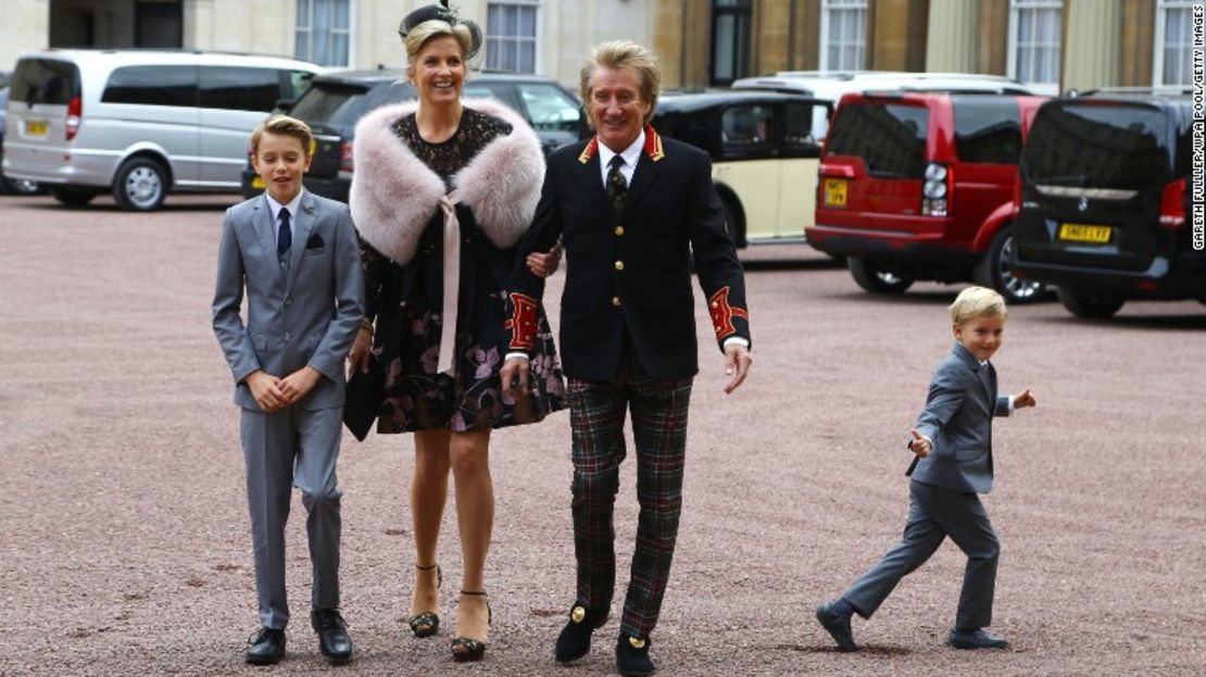 Rod Stewart lleva al Palacio de Buckingham Palace con su esposa Penny Lancaster y sus dos hijos.