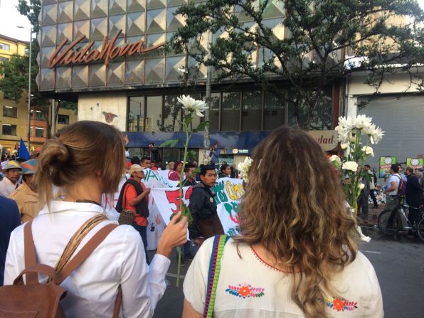 La idea del cordón humano entre el Planetario y la Plaza de Bolívar era que los ciudadanos entregaran flores blancas a las víctimas.