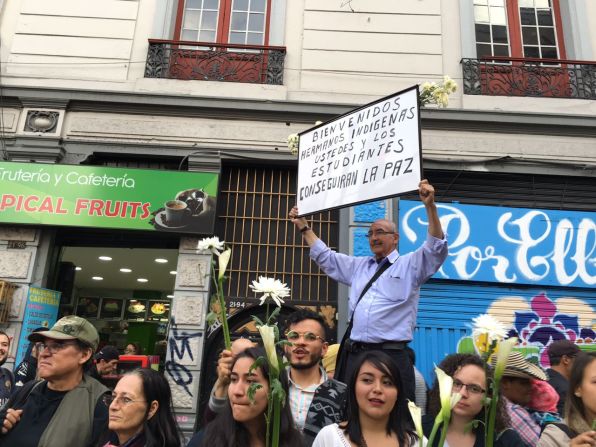 Así recibieron los manifestantes a los indígenas.