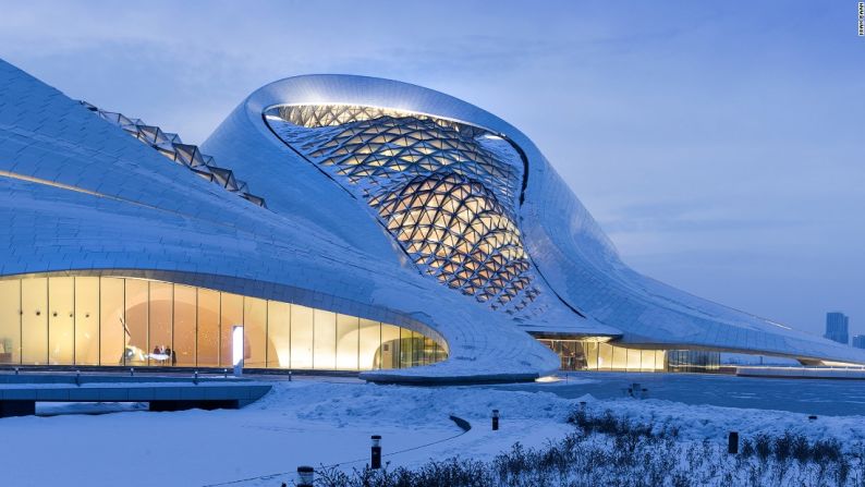 Harbin, China - Diseñado por MAD Architects, la casa de la ópera es un recordatorio del patrimonio cultural de Harbin.