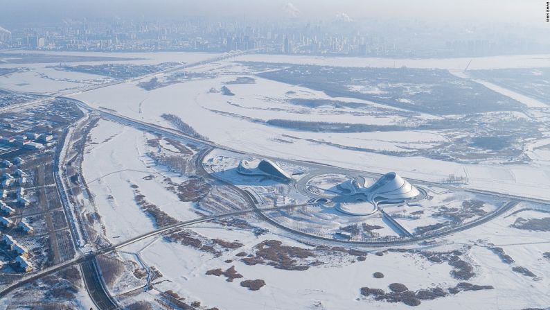 Harbin, China - En medio de los humedales bajos en el norte de China, hay una casa de la ópera que se camufla perfectamente con la naturaleza que la rodea.