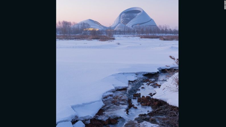 Harbin, China - Cada curva de la estructura se mezcla fácilmente con el paisaje circundante.