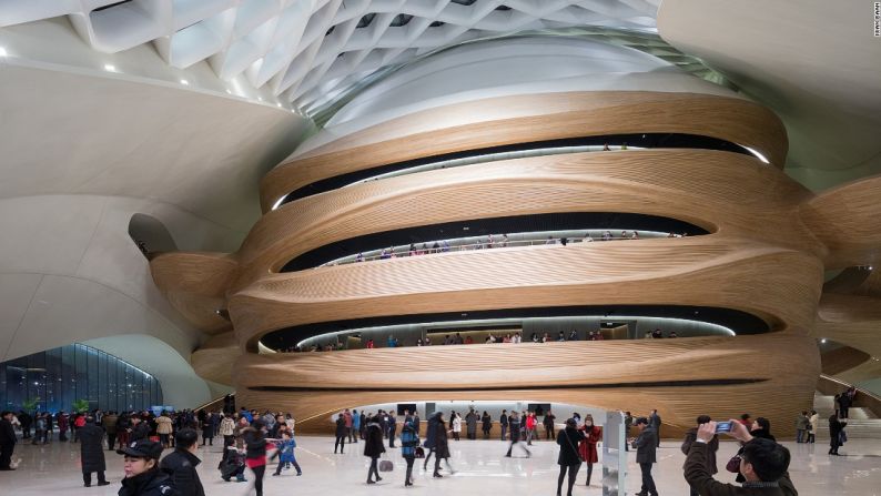 Harbin, China - "Decidí construir el edificio en sí mismo como un paisaje. Así que diseñamos un anfiteatro en la azotea y conectamos ese nivel con el primer piso a través de una rampa, escaleras, escaleras externas para que la gente, literalmente, pueda escalar el edificio como escalan una montaña", dice Ma Yansong.