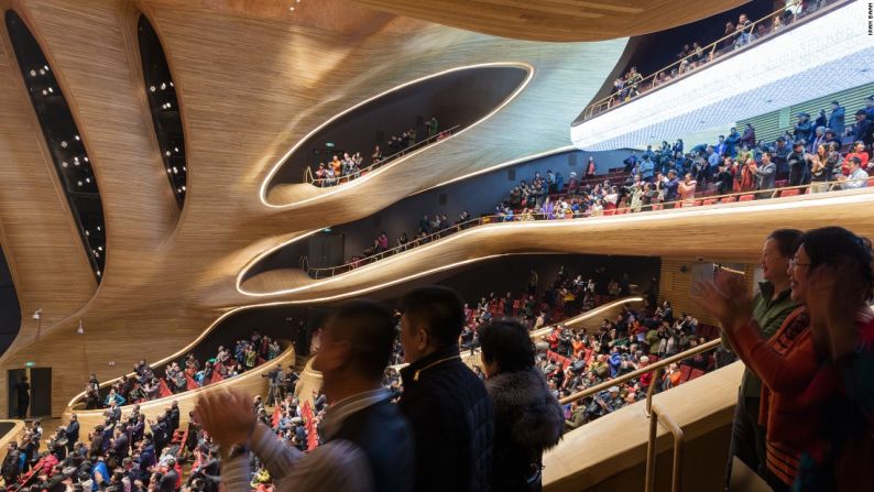 Harbin, China - "Nuestros ciudadanos están orgullosos de tener este tipo de ópera de estándar mundial ... Aman más la ciudad y tienen más confianza en el desarrollo del arte en el futuro", indica el Alcalde de Harbin, Song Xibin.