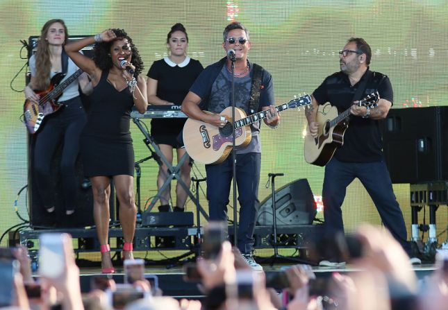 Alejandro Sanz, cantante español, fue uno de los artistas invitados. “He tocado con una banda compuesta por gente de toda parte del mundo y sonaba de maravilla. Eso lo dice todo”, dijo Sanz sobre el poder de la música para unir a la gente.