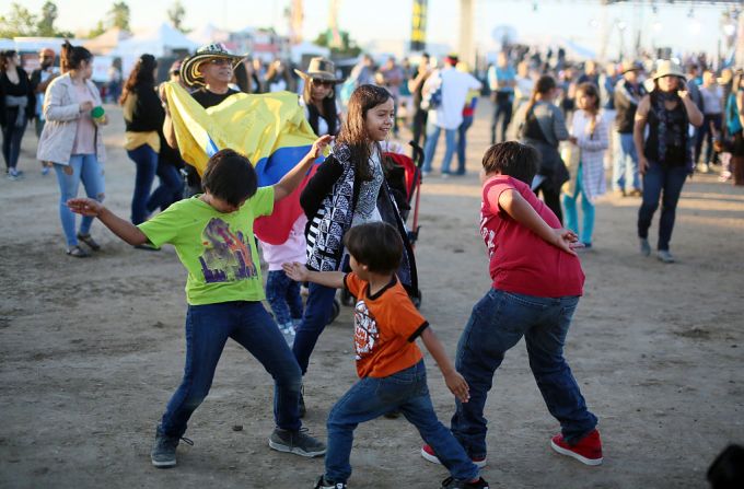 Los asistentes más jóvenes también disfrutaron del RiseUp As One el pasado 15 de octubre, un concierto de dos días que reunió a artistas, comediantes y líderes de opinión en la frontera entre México y Estados Unidos.