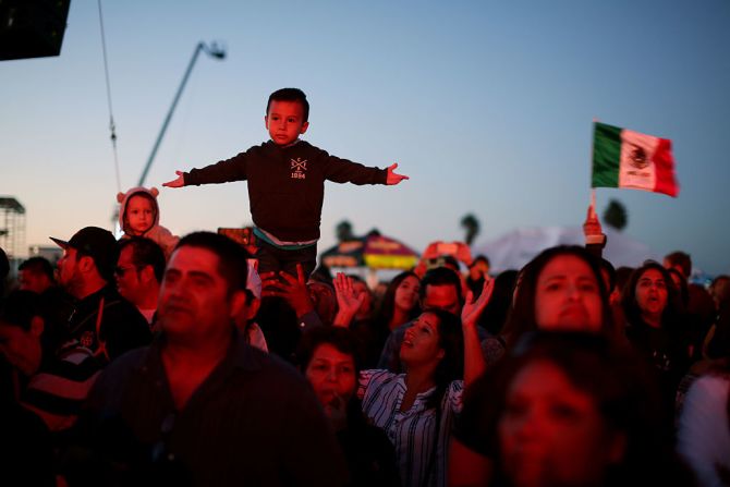 Un grupo de músicos internacionales organizaron el evento RiseUp As One en San Diego, California, en la frontera entre México y Estados Unidos con el objetivo de resaltar la diversidad y crear conciencia sobre la importancia del voto latino en las próximas elecciones presidenciales de ese país.