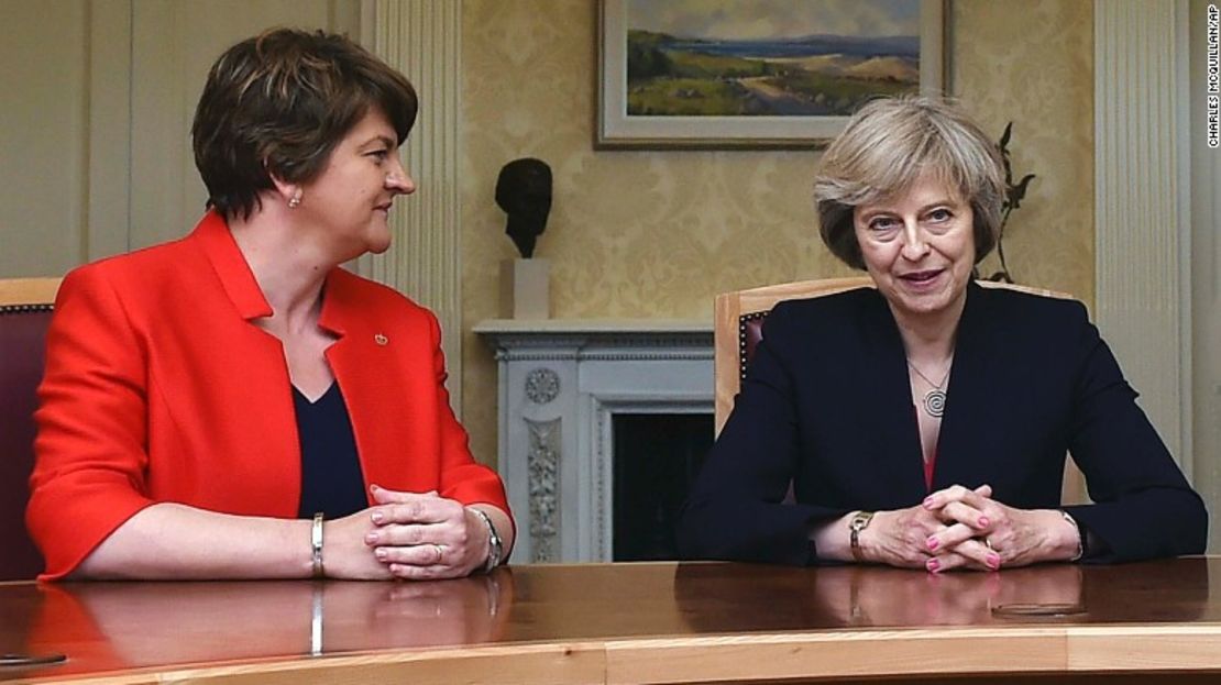 Arlene Foster, líder (i) del Partido Unionista Democrático (DUP), se sienta junto a Theresa May. La primera ministra británica necesita el apoyo del DUP en Irlanda del Norte para formar un nuevo gobierno.