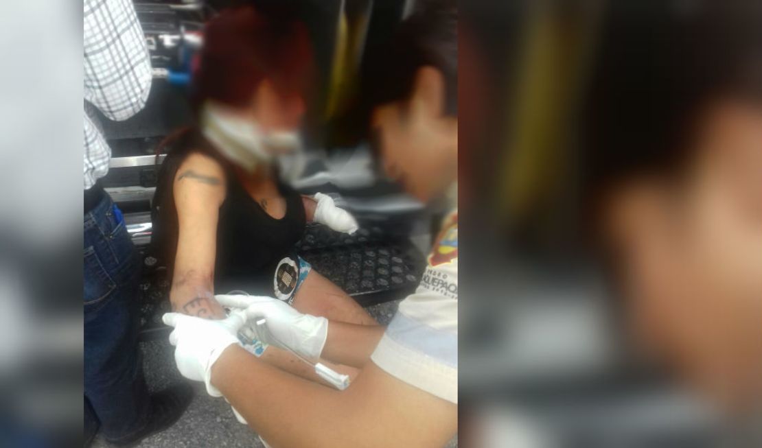 Una mujer y cinco hombres fueron atendidos por amputaciones en ambas manos.