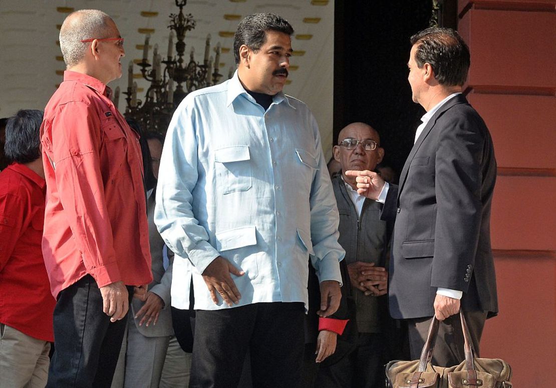 Pearl con el presidente Nicolás Maduro y alias Antonio García en Caracas.