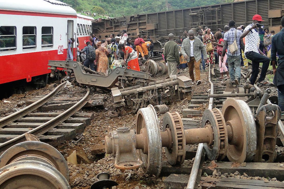 Así quedaron las ruedas del tren descarrilado cerca de la localidad de Eseka, en Camerún.