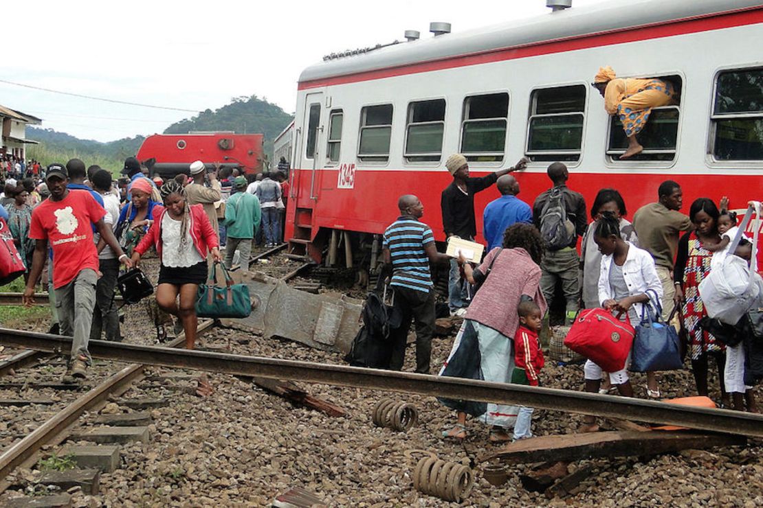 Varios pasajeros bajan con dificultad del tren que descarriló en el centro de Camerún.