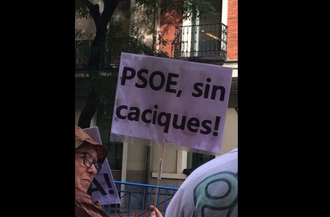 Cientos de militantes del PSOE se congregaron este lluvioso domingo en la sede general de su partido, en Madrid, para esperar la decisión de sus líderes.