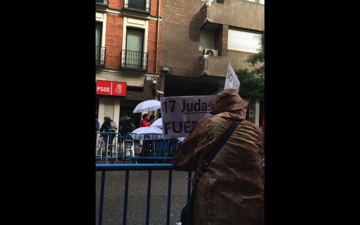 Tanto a la entrada como a la salida de los líderes socialistas hubo abucheos, gritos y un mensaje reiterativo: "No es no".