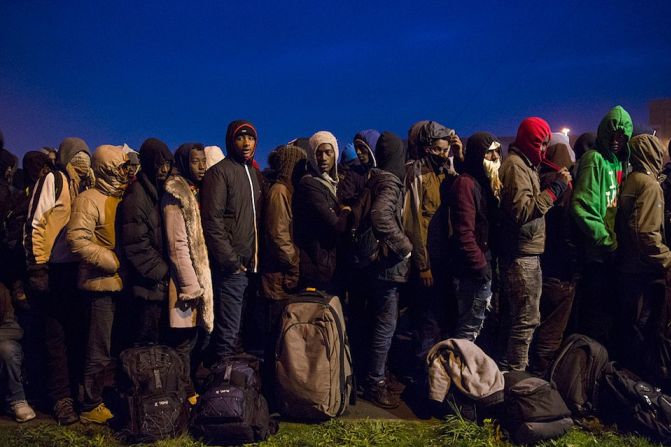 Desde primera hora del día, los inmigrantes se formaron en filas para abandonar el campamento (Jack Taylor/Getty Images).