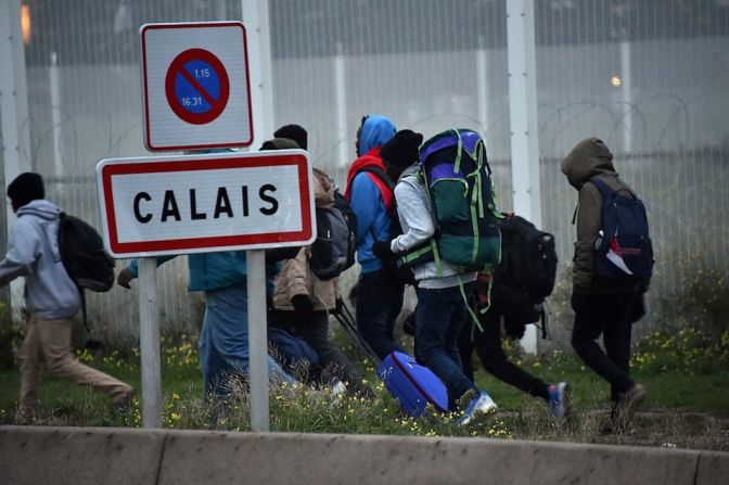 Los inmigrantes tomaron sus pocas pertenencias para dirigirse al centro de asesoramiento.