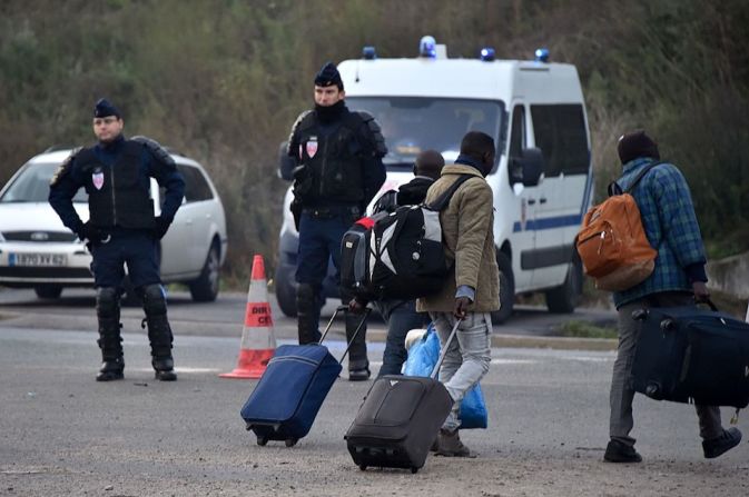 Una vez allí, los migrantes deben decidir si solicitar asilo o regresar a su país de origen.