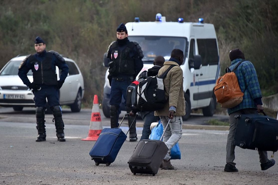 Una vez allí, los migrantes deben decidir si solicitar asilo o regresar a su país de origen