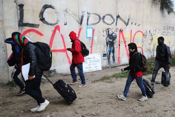 Desde primera hora del día, los inmigrantes se formaron en filas para abandonar el campamento (Jack Taylor/Getty Images).