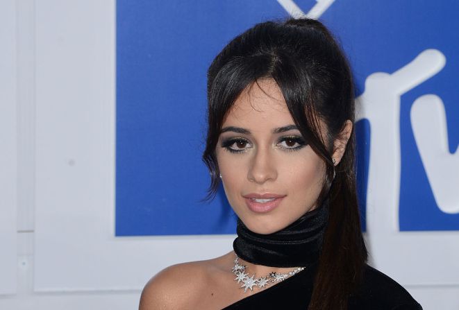 Camila Cabello — La cantante cubana que hace parte de la agrupación de pop Fifth Harmony, dominó el año pasado las listas de la industria de la música. Pero no solo a través de sus canciones ha ganado reconocimiento, sino también por su papel como activista. “A principios de este mes escribió el poderoso ensayo PopSugar sobre su experiencia migratoria hacia Estados Unidos y su oposición al concepto de un muro fronterizo”, resalta TIME sobre esta cantante de 19 años.