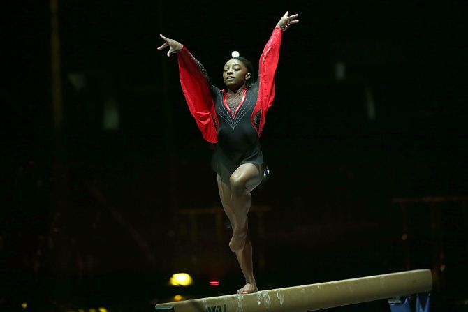 Simone Biles — Durante su participación en los juegos, Biles, de 19 años, “demostró que es la mejor gimnasta y una de las mejores atletas del mundo” al ganar cuatro medallas de oro en los Olímpicos de Río 2016, junto a Laurie Hernández, quien también está en esta lista, dice la revista TIME.