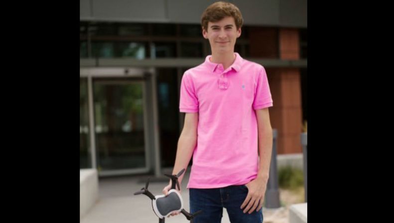 George Matus — Este joven de 19 años vuela drones desde que tiene 11 años y los construye desde los 12 y ahora maneja su propia compañía llamada Real, cuyo primer dron alcanzó los 112 km/h y la inversión en su compañía ha alcanzado los 5,8 millones de dólares, según la revista TIME.