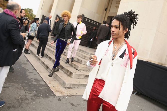 Luka Sabbat — Modelo y empresario, y según la revista Complex, el “adolescente más genial de internet”. Sabbat, de 18 años, ha modelado para marcas como Tommy Hilfiger y Hood by Air. “Sus amigos son celebridades como Jaden Smith, Zoe Kravitz y Kanye West; y para su fiesta de graduación el mismo Tom Ford le envió un traje”, dice la revista TIME.