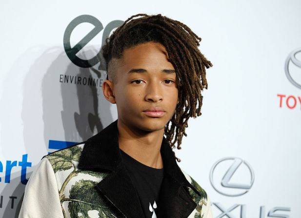 Jaden Smith — No solo actor, sino también empresario, Jaden Smith de 18 años construye su propia marca “con la que se rebela contra la cultura dominante”, dice la revista TIME. A través de su línea de ropa MSFTSrep, Smith busca controvertir las normas tradicionales de género. “MSFTS es para las chicas que quieran verse masculinas y los chicos que quieran usar una falda”, le dijo el actor a la revista Variety.