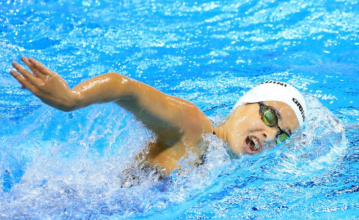 Yusra Mardini — Literalmente Yusra Mardini nadó por su vida. Esta deportista siria de 18 años hizo parte del primer equipo de refugiados en competir en los Juegos Olímpicos de Río 2016. El año pasado cuando la embarcación en la que huía de Siria se averió intentando llegar a Europa, nadó durante tres horas hasta llegar a la isla griega de Lesbos. Ella y su hermana ayudaron a llevar el bote a tierra. Pero Lesbos solo era el inicio de la travesía. Ahora vive y entrena en Alemania.