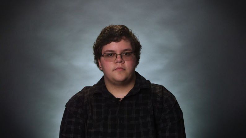 Gavin Grimm — Gavin Grimm es un joven transgénero de 17 años que ganó una batalla legal contra el consejo de su escuela, que le impedía usar el baño de hombres porque no correspondía a su género biológico. Grimm, defensor de los derechos LGBT, afirmó que la Junta Escolar del Condado de Gloucester violó el Título IX, que prohíbe la discriminación sexual en escuelas.