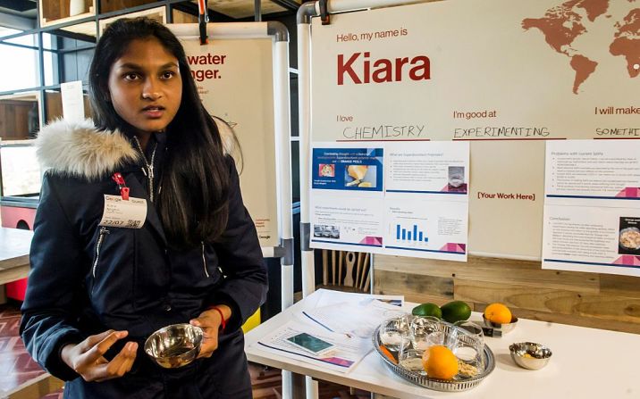 Kiara Nirghin — Nirghin es una científica de Sudáfrica que ganó el premio Google Science Fair 2016 por inventar un material especial que soporta cientos de veces su peso en el agua y sirve para almacenar agua en épocas de sequía. En su investigación Kiara usó las pieles de la naranja y del aguacate para crear el sistema de almacenamiento que ayudaría a los campesinos locales a ahorrar dinero y cuidar sus cultivos, según la página de Google.