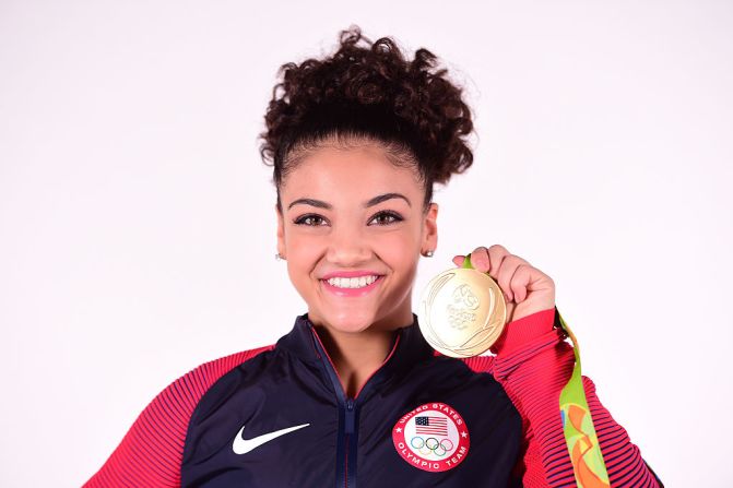 Laurie Hernandez — La gimnasta de origen latino que ganó medalla de oro con el equipo de gimnasia estadounidense en Río 2016, y una medalla individual de plata, se volvió una inspiración para las familias latinas, según reseña Time. “Esto me ayuda a darme cuenta que he hecho algo más grande que sólo la gimnasia”, dijo la deportista a TIME.