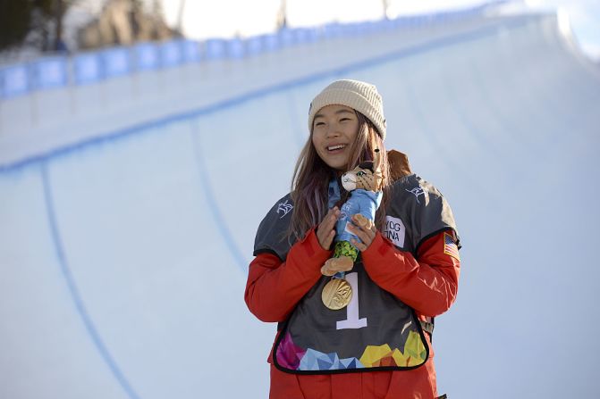 Chloe Kim — La esquiadora estadounidense —a quien Sport Illustrated la nombró como ‘La Reina de la Nieve’— se convirtió en la primera persona de menos de 16 años en ganar tres medallas de oro en los X-Games, así como ser la primera mujer estadounidense en ganar dos medallas de oro en su disciplina en los Juegos Olímpicos de la Juventud.