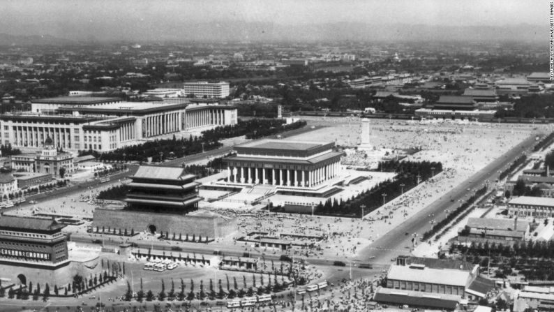 Beijing, China. 1977. La famosa plaza de Tiananmen y el gigante mausoleo de Mao en el centro.