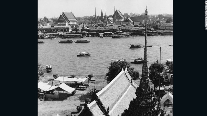 Bangkok, Tailandia. Circa 1960. Un vistazo al río Chao Phraya en Bangkok y a la distancia, se encuentra el Palacio Real.