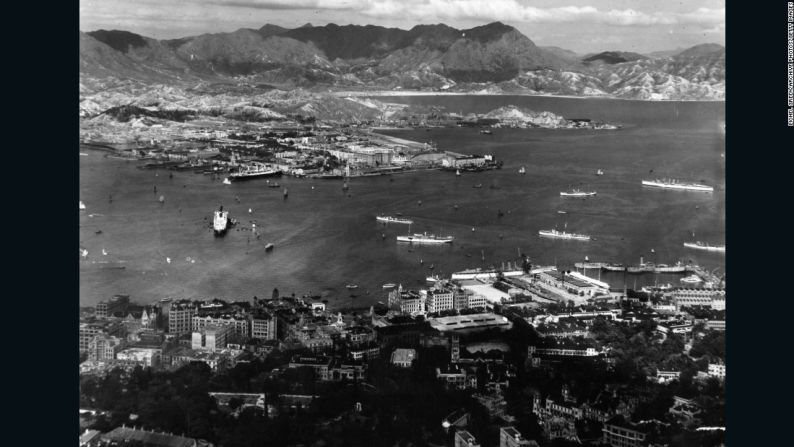 Hong Kong. Circa 1920. Un vistazo desde Victoria Peaks a la bahía de la ciudad a inicios de la década de 1920.