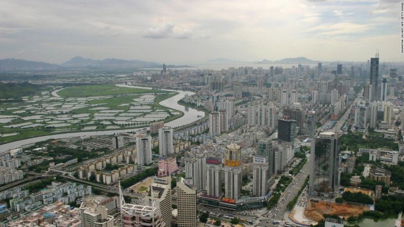 Shenzhen, China. 2004. Originalmente una pequeña población pesquera de tan solo 30.000 personas. El rápido crecimiento de esta localidad inició en 1980, cuando fue designada como una de las cinco zonas económicas especiales de China.