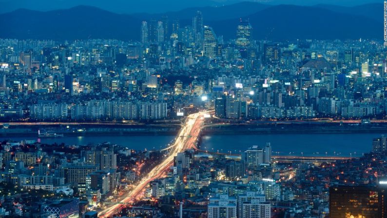 Seul, Corea del Sur. 2014. Con una población de casi 25 millones de personas, el área metropolitana de Seul se ha convertido en una de las ciudades más grandes del mundo.