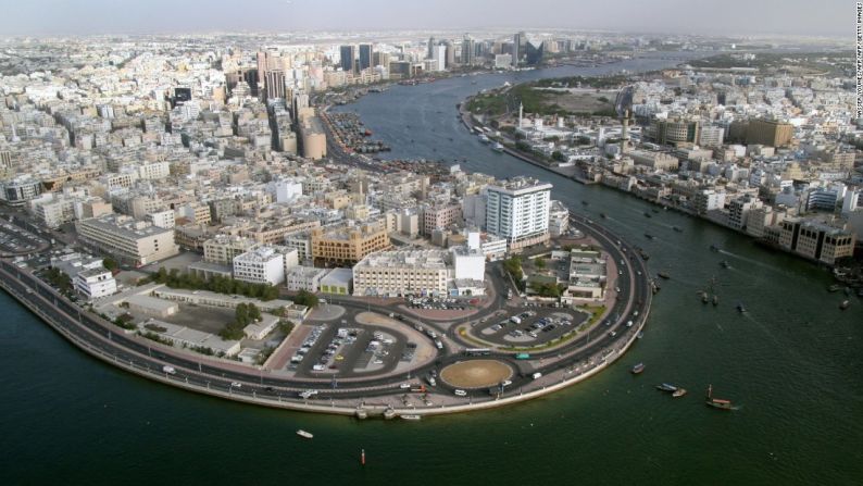 Dubai, Emiratos Árabes Unidos. 2005. Un vistazo general del Dubai Creek. En ese entonces, la ciudad era parte de una mega construcción para llegar a lo que es hoy en día.