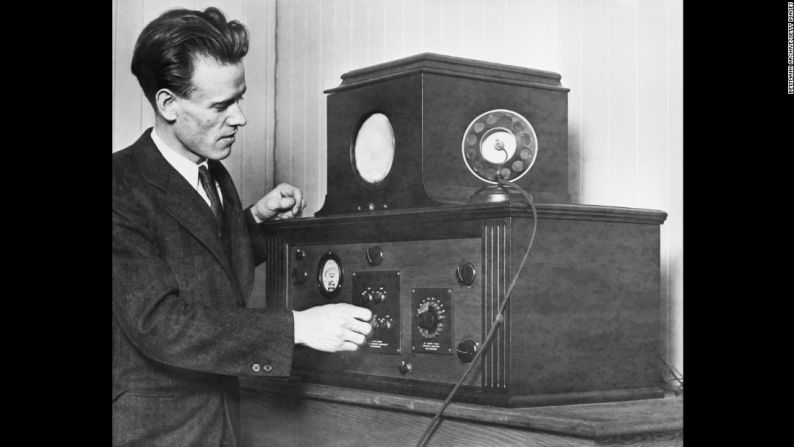 Las transmisiones deportivas en EE.UU. aparecieron en radio en 1921 y en televisión en 1939. En la foto, el inventor Philo Farnsworth con un receptor de televisión electrónica en 1930