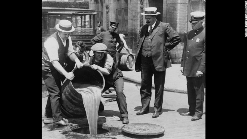 Durante un tiempo, los hinchas de los Cubs no pudieron comprar alcohol legalmente para sobrellevar las penas por las derrotas. La prohibición empezó en 1920 y terminó en 1933