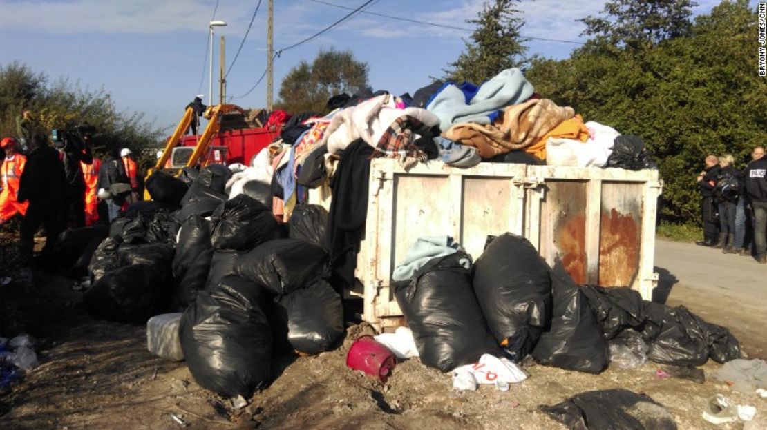 Mantas, colchones, almohadas de los inmigrantes en contenedores de basura.