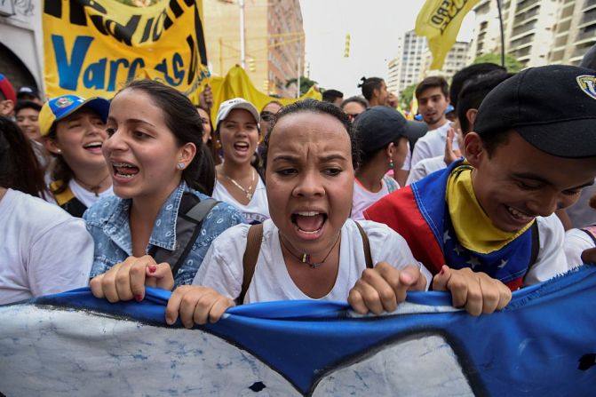 Este lunes se anunció un diálogo nacional en Venezuela, pero la oposición ha dicho que no hay garantías para las conversaciones.