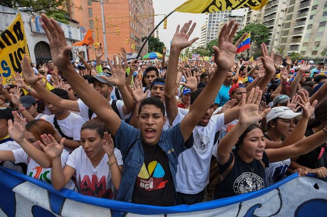 Estudiantes universitarios marchan contra el Gobierno del presidente Nicolás Maduro de Venezuela en las calles de Caracas. La oposición venezolana convocó a una marcha este miércoles 26 de octubre tras la suspensión del proceso para el referendo revocatorio.