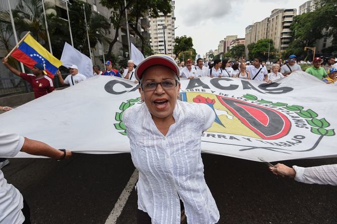 Desde abril de este año, la oposición ha liderado un esfuerzo porque en el país se lleve a cabo un referendo revocatorio contra el gobierno de Maduro. La semana pasada, el Consejo Nacional Electoral suspendió el proceso. AFP / Juan BARRETO.