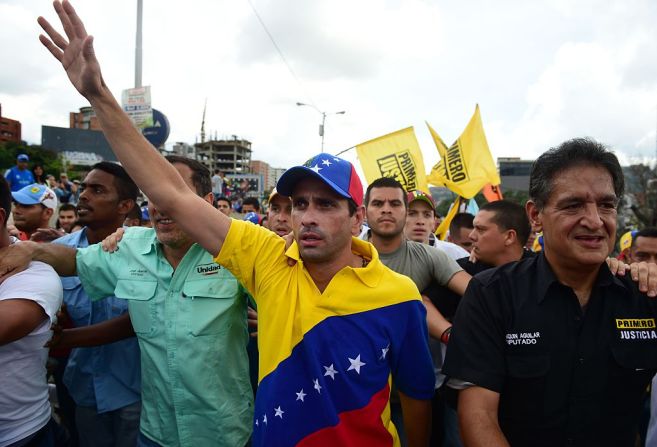 El líder de la oposición Henrique Capriles, gobernador del estado de Miranda, se une a las marchas en Caracas.