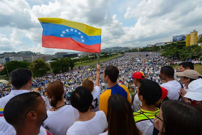 Lilian Tintori ondea una bandera venezolana durante la manifestación.