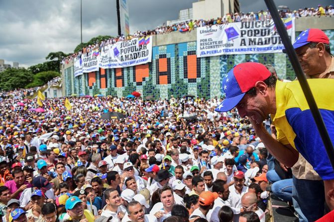 Capriles escucha a los manifestantes en Caracas.