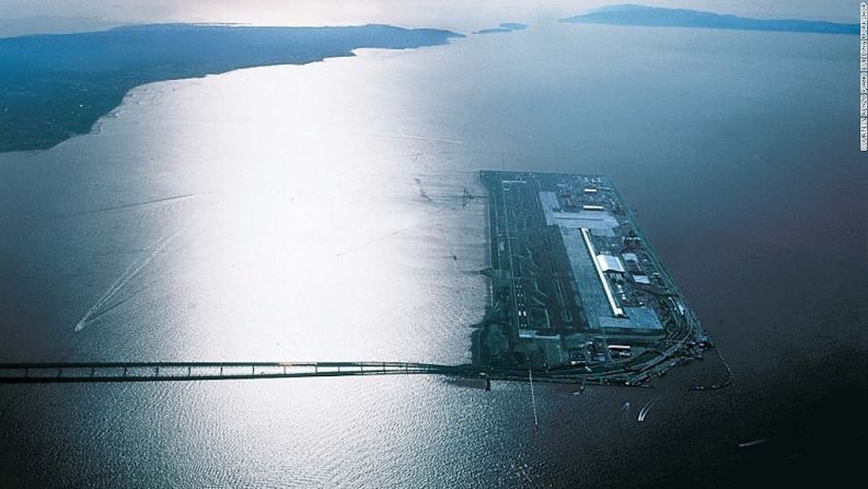 6. Aeropuerto Internacional Kansai (Osaka, Japón) — Este aeropuerto está ubicado en una isla artificial en la mitad de la Bahía de Osaka.